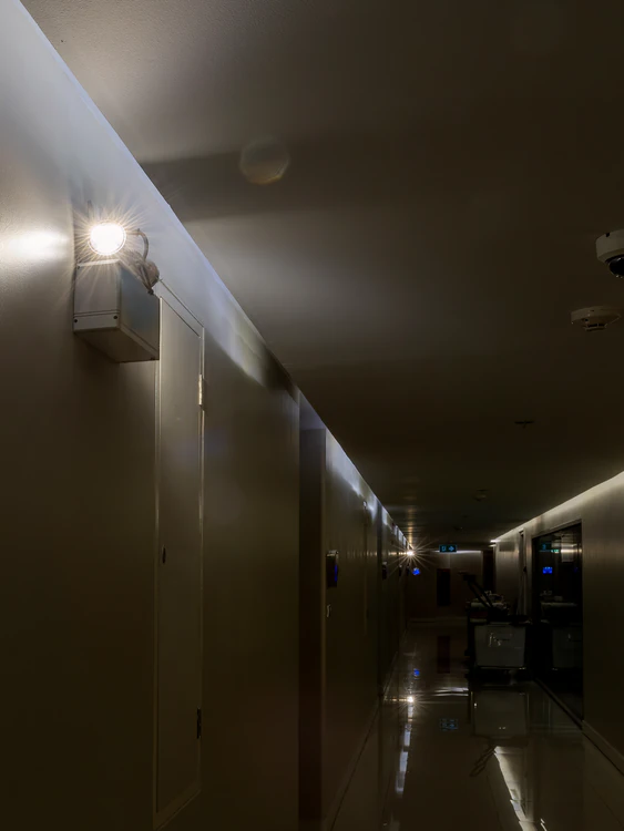 Emergency luminaire illuminating a corridor during a mains power failure