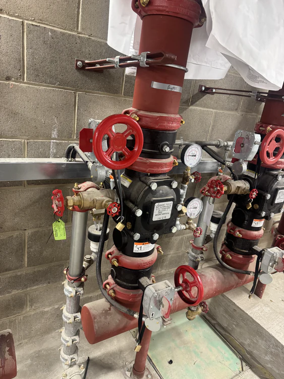 Sprinkler installation control valve set with wet alarm valve and pressure gauges