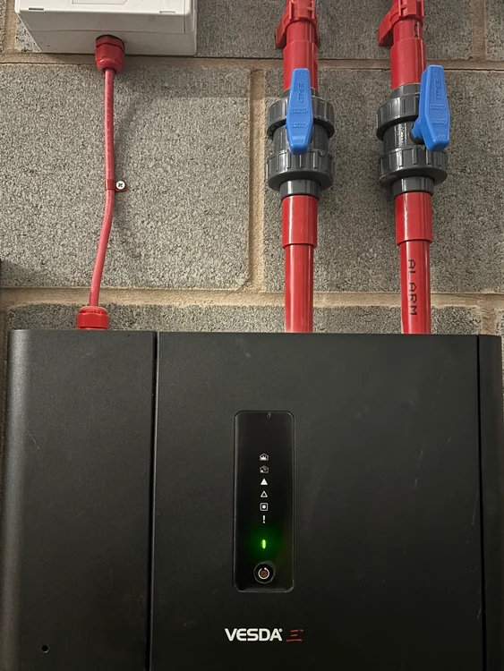 VESDA-E detector with sampling pipe isolation valves and test point